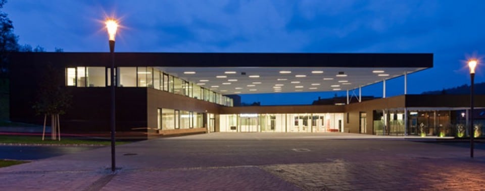 Lannacher Gemeindezentrum bei Nacht.