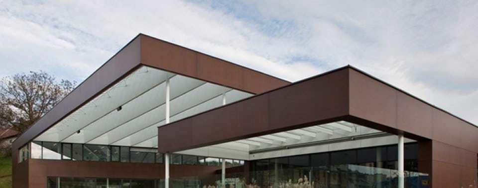 Gemeindezentrum Lannach mit MAX Exterior Fassadenplatten in der Farbe kernbraun.