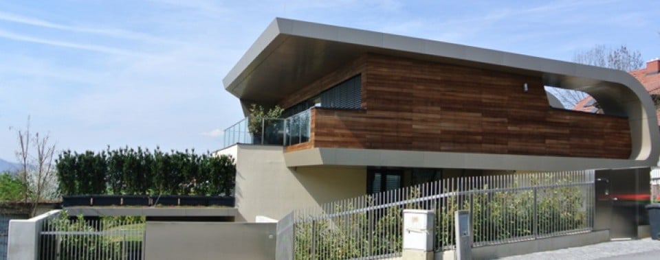 Modernes Einfamilienhaus mit Flachdach und Reynobond Fassadenverkleidung.