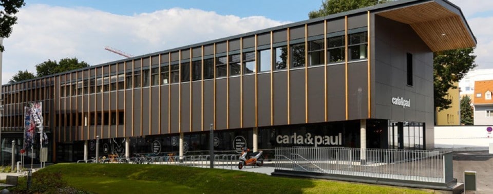 Gebäude Caritas in Graz mit schwarzer Fassade.