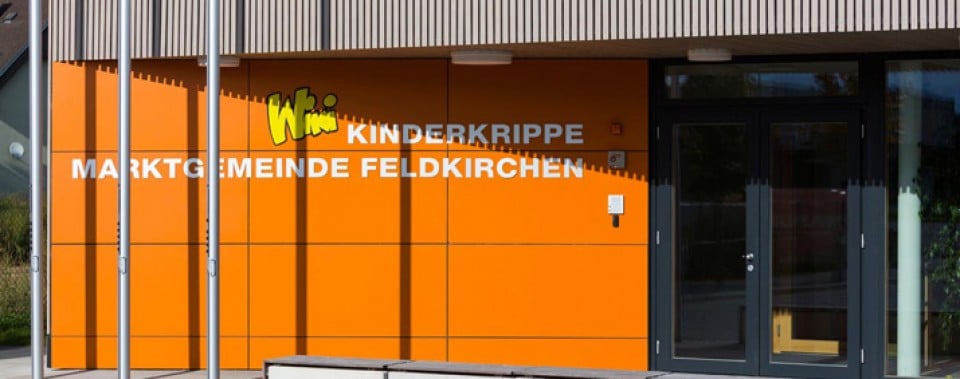 Orange Fassade KiKri Feldkirchen.