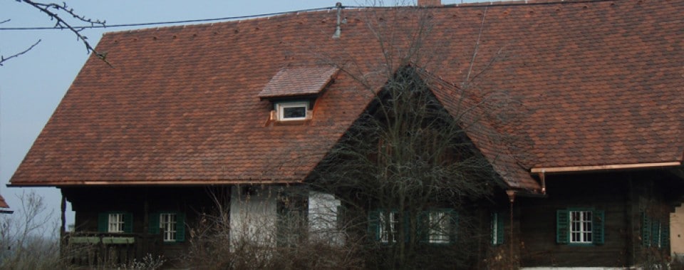 Einfamilienhaus mit Steildach. Eindeckung mit Biber Doppeldeckung Farbe Eng. antik.
