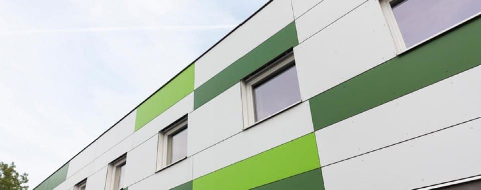 Fassadenplatten Eternit in weiß, grün und dunkelgrün.