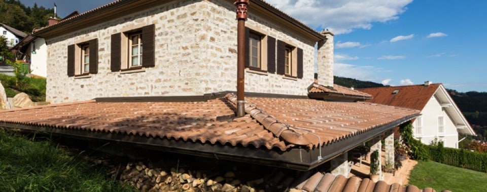 Einfamilienhaus mit Spenglerei aus Kupfer mit Bramac Dachziegeln Farbe umbra.