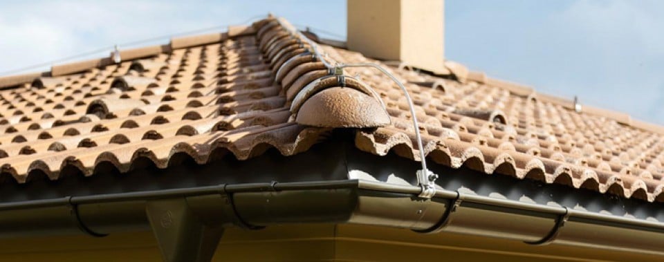 Fiistkappen und Dachfläche mit Bramac Dachziegel Farbe umbra.