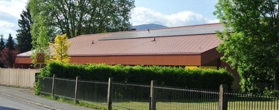Dachläche Kindergarten Frauental mit klassik roten Dachplatten.