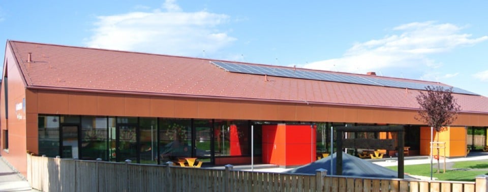 Dachfläche mit Photovoltaikanlage Kindergarten Frauental.